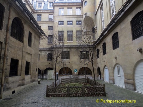 Conciergerie-courtyard.jpg
