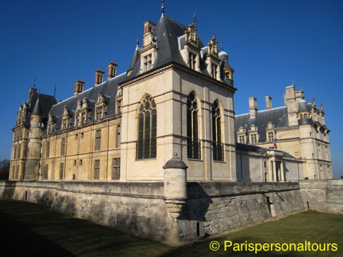 Ecouen-with-moat.jpg