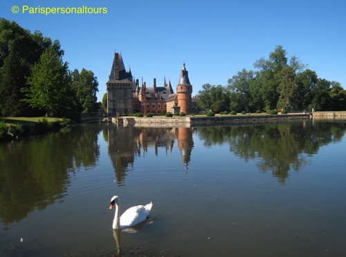 Maintenon-Moat-swan2.JPG